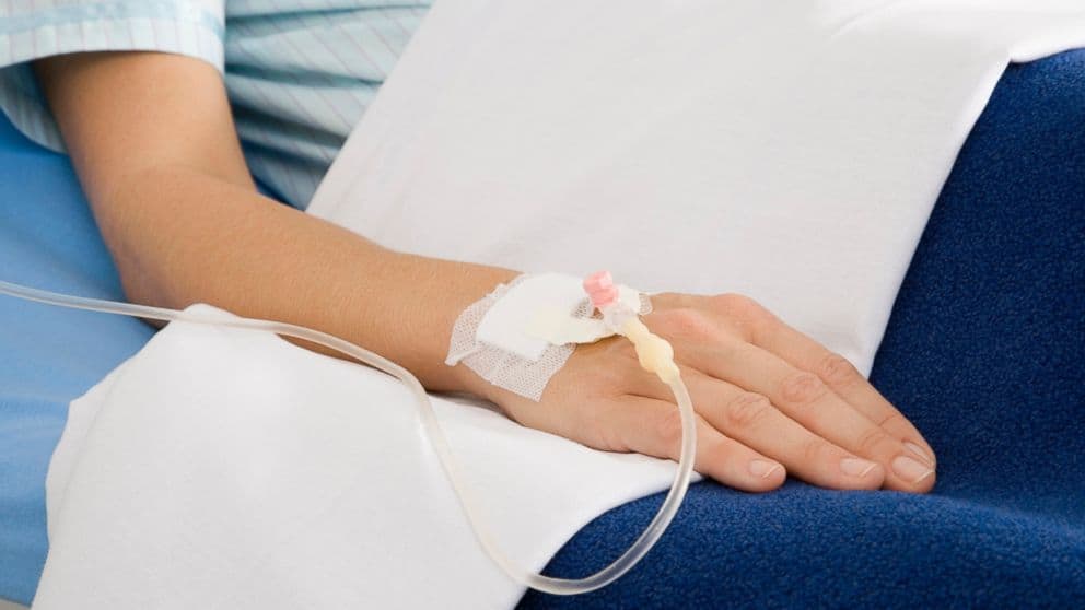 truyền nước biển ở bệnh viện